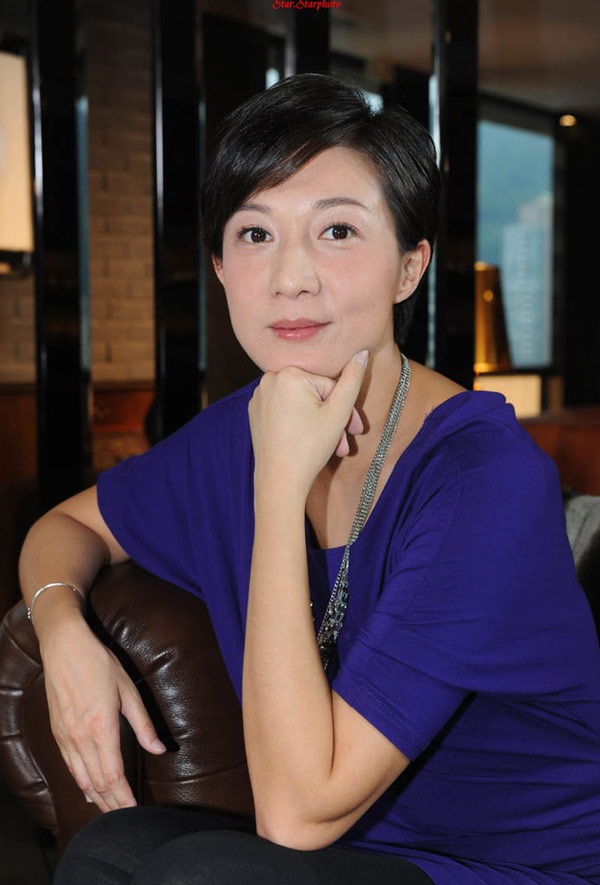 Cuộc gặp gỡ định mệnh tại một bữa tiệc đã gắn cuộc đời Ngô Ỷ Lợi với Thành Long. Thế nhưng khi nàng mang thai, siêu sao võ thuật “cao bay xa chạy”, cho rằng mình bị “cài gẫy”. Một mình sinh con, Ngô Ỷ Lợi chưa bao giờ nhận được một lời hỏi thăm của Thành Long, nói gì đến chu cấp tiền bạc.