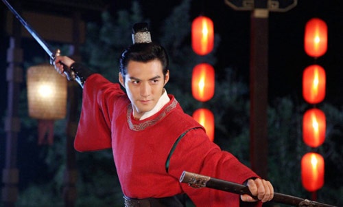 Ngũ thử náo Đông Kinh là bộ phim truyền hình gần đây nhất đưa Triển Chiêu lên màn ảnh nhỏ. Sở hữu gương mặt đẹp nam tính, Nghiêm Khoan đã mang lại cho nhân vật này hình ảnh mới, mạnh mẽ và đầy cuốn hút. Với vai Triển Chiêu, nhiều người hy vọng sự nghiệp nghệ thuật “tranh sáng tranh tối” của tài tử sinh năm 1975 này có cơ hội tỏa sáng.