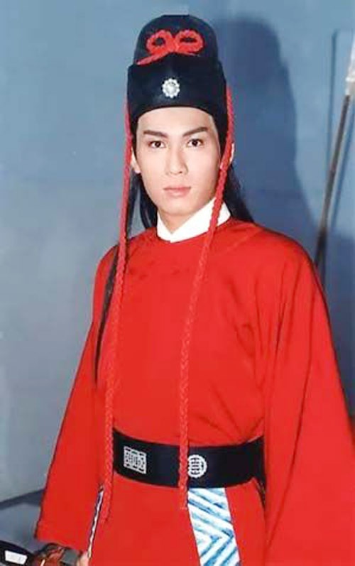 Năm 1994, ăn theo thành công của Bao Thanh Thiên, Hãng ATV bỏ ra một khoản tiền rất lớn để mời Kim Siêu Quần sang Hong Kong tham gia bộ phim truyền hình Bích huyết thanh thiên Dương gia tướng. Vai Triển Chiêu trong tác phẩm này giao cho Chân Chí Cường đảm nhận và nhân vật này được xem là điểm nhấn trong sự nghiệp của nam diễn viên này. Khi còn bên ATV, Chân Chí Cường luôn đóng vai chính nhưng khi chuyển qua TVB nhận toàn vai phụ nên năm 2009, anh bỏ nghề, sang Thâm Quyến mở nhà hàng, thỉnh thoảng mới trở lại phim trường.