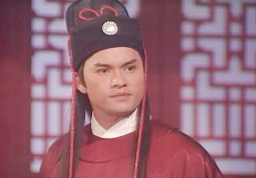 Năm 1995, ngay sau Bích huyết thanh thiên Dương gia tướng, ATV bắt tay thực hiện Tân Bao Thanh Thiên để “đấu” với phiên bản Bao Thanh Thiên của TVB. Trong phim, ngoài vai Bao Công tiếp tục do Kim Siêu Quần thể hiện, họ còn mời được Phạm Hồng Hiên tái hiện nhân vật Công Tôn Sách. Riêng Triển Chiêu, do Hà Gia Kính không thu xếp được thời gian nên chuyển cho Lữ Lương Vỹ đảm nhận. Là một diễn viên tài năng nhưng ngôi sao gốc Việt này vẫn không thể xóa mờ hình ảnh Triển Chiêu của Hà Gia Kính.