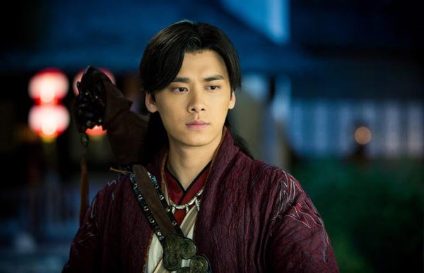 Dù không thật đẹp trai sau lớp trang phục người xưa nhưng ngoại hình và khí chất của Lý Dịch Phong trong phim Cổ kiếm kỳ đàm lại có một sức hút lạ kỳ khiến fan nữ say mê. Sau nhiều năm miệt mài, chăm chỉ, cuối cùng rồi anh chàng sinh năm 1987 cũng đã bắt kịp cơ hội tỏa sáng với nhân vật Bách Lý Đồ Tô.