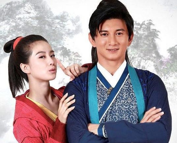 Sau mối tình đầy nước mắt trong Bộ bộ kinh tâm, Ngô Kỳ Long cùng người yêu Lưu Thi Thi tái hiện một chuyện tình hài hước trong bộ phim cổ trang Vi sư háo sắc. Chàng bây giờ không còn là Tứ A Ca mà trở thành võ lâm cao thủ Liễu Ngạo Thiên nấp dưới lớp thầy giáo, còn nàng thoát khỏi hình ảnh Nhược Hy mong manh, hóa thân thành cô tiểu thư Lộ Vân Phi “trâu đi tìm cọc”. Tạo hình, diễn xuất và câu chuyện hài hước đã giúp Ngô Kỳ Long có thêm một vai diễn đáng nhớ.