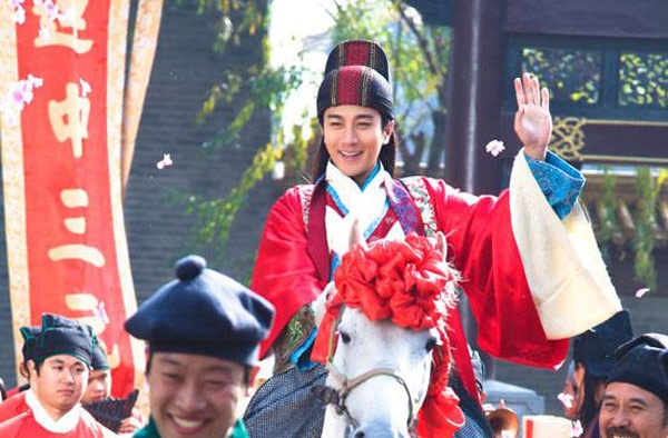 Quyết định rời khỏi TVB sang Trung Quốc phát triển sự nghiệp, Lưu Khải Uy nổi lên với nhân vật Mạc Thiệu Khiêm trong bộ phim Truy đuổi ái tình, mở ra một trang mới thênh thang. Anh liên tục có phim, vai nối vai, tên tuổi sáng hơn nhưng không có nhân vật nào vượt qua thành công của Mạc Thiệu Khiêm. Bởi vậy, khi có cơ hội hóa thân vào vai Đường Bá Hổ trong phim Giang Nam tứ đại tài tử, nhiều người đặt kỳ vọng cao và Lưu Khải Uy đã không làm khán giả thất vọng.