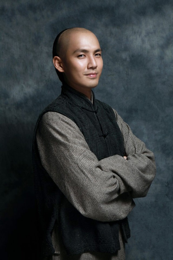 Sau thất bại ê chề của bộ phim Thiên long bát bộ 2013, Chung Hán Lương đã kịp thời ghi điểm khi cùng lúc đảm nhận 2 vai trong bộ phim Mười tháng vây thành. Chàng diễn viên xuất thân từ lò đào tạo TVB đã có một tác phẩm hay để kỷ niệm sinh nhật lần thứ 40 của mình. Dù là Vương A Tứ - gã xa phu hay nhà cách mạng Lý Trọng Quang, Chung Hán Lương cũng thể hiện xuất sắc.