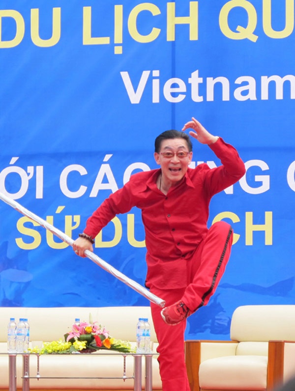 Lục Tiểu Linh Đồng biểu diễn múa thiết bảng trong chuyến sang Việt Nam hồi tháng 4/2014.