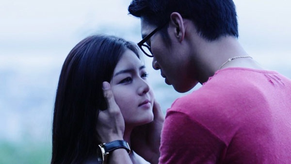 Nhưng lại nhẹ nhàng bên cạnh người yêu Mai Mia (Lilly Luta đóng).