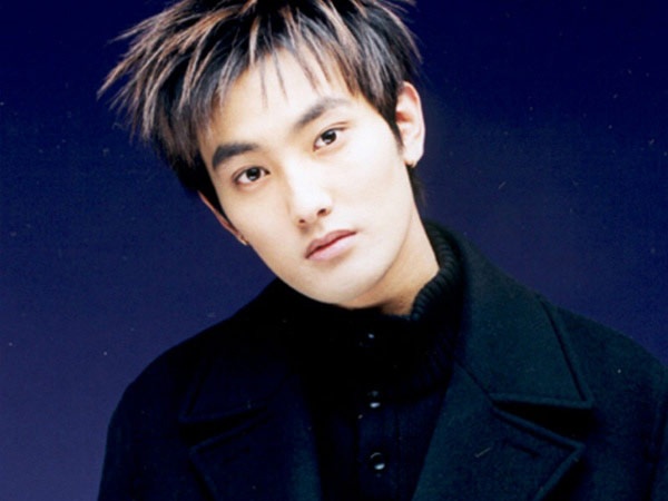 Ngôi sao Hàn Quốc Kang Ta từng bị một nữ fan cuồng tấn công suốt một năm trời bằng tin nhắn với những lời lẽ dung tục, ngày càng “mặn”. Cô này còn đứng trước cửa nhà khiến anh không dám về.