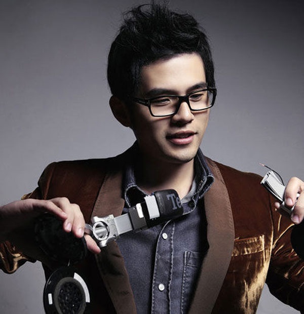 Nghe đồn Châu Kiệt Luân có thói quen… không mặc quần lót, vốn là một fan cuồng nên nữ MC - diễn viên Hong Kong Trần Thục Lan đã đã tranh thủ cơ hội trong một lần mời anh phỏng vấn. Khi nhận được yêu cầu… cởi cho cô xem, Châu Kiệt Luân như chết đứng. Rất may, do là chương trình phát sóng trực tiếp nên khán giả và các fan của Châu Kiệt Luân đã phản ứng ngay tức thì.