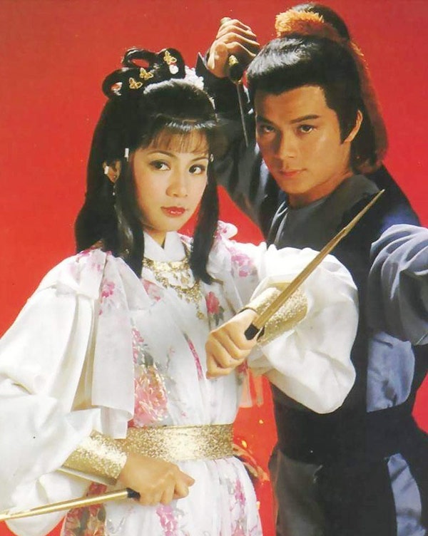 Quách Tĩnh và Hoàng Dung - 2 nhân vật rất được độc giả yêu thích trong tiểu thuyết Anh hùng xạ điêu của nhà văn võ hiệp Kim Dung đã được tái hiện sinh động trong bộ phim TVB cùng tên ra mắt vào năm 1983. Mặc dù kỹ xảo lúc bấy giờ còn thô sơ nhưng tài năng của Huỳnh Nhật Hoa (vai Quách Tĩnh), Ông Mỹ Linh (vai Hoàng Dung), Dương Khang (Miêu Kiều Vỹ)… đã đưa tác phẩm này khắc sâu vào ký ức khán giả.