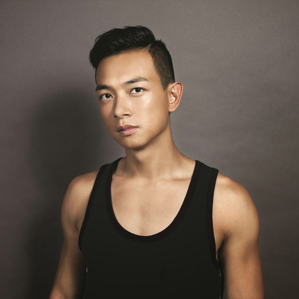 Một lần tham dự tiệc sinh nhật của đồng nghiệp, chàng diễn viên trẻ TVB Lương Liệt Duy đã bị Thái Nhất Kiệt - thành viên bị nghi ngờ đồng tính của nhóm Hong Kong Ba con cào cào ôm ấp, sờ mó mà không dám lên tiếng.