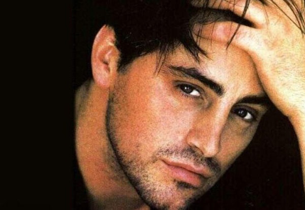 Nam diễn viên Matt LeBlanc của bộ phim truyền hình Những người bạn từng có một tai nạn nhớ đời. Khi đi du lịch, anh được một cô vũ công thoát y mời ly rượu và sau đó bị cô này lột sạch tiền bạc, đồng thời cưỡng bức trong lúc anh đang say mềm.