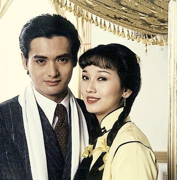 Ra mắt năm 1980, Bến Thượng Hải là tác phẩm TVB có sức công phá mạnh mẽ nhất, rất được khán giả châu Á say mê, yêu thích. Hình ảnh Hứa Văn Cường (Châu Nhuận Phát đóng) với chiếc khăn choàng màu trắng và tóc thắt 2 bím của Phùng Trình Trình (Triệu Nhã Chi đóng) đã ăn sâu vào ký ức người xem. Đây là bộ phim mang dấu ấn của ngôi sao gốc Việt Lữ Lương Vỹ (vai Đinh Lực).