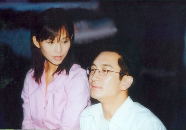 Chân thực, chuyên nghiệp là những yếu tố tạo nên sức hấp dẫn của bộ phim Bàn tay nhân ái khi lên sóng vào năm 1998, phá 4 kỷ lục về tỷ suất người xem trên màn ảnh nhỏ TVB. Tác phẩm cũng đã mang lại cho các diễn viên Ngô Khải Hoa, Thái Thiếu Phân, Trần Tuệ San, Lâm Bảo Di, Trương Gia Huy, Mã Tuấn Vỹ, Tô Vĩnh Khang, Trần Chỉ Thanh… những dấu ấn khó phai. Ở phần 2 ra mắt năm 1999, phim có thêm Trần Hào, Thiệu Mỹ Kỳ, Mông Gia Tuệ. Sang phần 3, Thái Thiếu Phân vắng mặt, hay vào đó là Lê Tư cùng Liêu Bích Nhi.