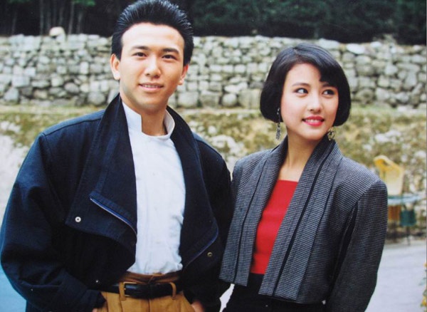 Nếu Bến Thượng Hải mở đầu đầy huy hoàng thì bộ phim Nghĩa bất dung tình đã đóng lại thập niên 80 một cách ấn tượng. Lên sóng năm 1989, câu chuyện 2 anh em ruột Đinh Hữu Kiện (Huỳnh Nhật Hoa đóng) và Đinh Hữu Khang (Ôn Triệu Luân đóng) dứt bỏ tình máu mủ, trở thành những ké thù không đội chung trời đã đưa “vương quốc TVB” lên đỉnh cao của thành công. Phim còn có mặt Lưu Gia Linh, Châu Hải Mỵ, Thương Thiên Nga, Thiệu Mỹ Kỳ…