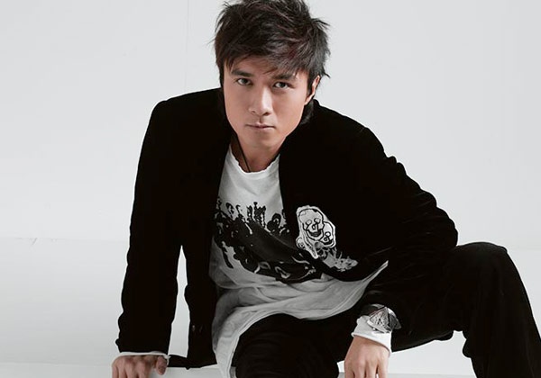 Ngày 30/7/2014, trên mạng xuất hiện thông tin Cổ Cự Cơ đã qua đời sau một tai nan giao thông vào lúc 14h19, miêu tả “như thật” cuộc chiến đấu với tử thần của anh tại bệnh viện. 