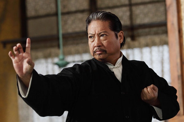 Vào tháng 12/2007, một tờ báo xuất bản ở Hong Kong trang trọng đăng tin “Ngôi sao võ thuật Hồng Kim Bảo đã mất tại quê nhà”. Tuy nhiên vào thời điểm ấy, ông đang qauy phim ở Sơn Đông (Trung Quốc).