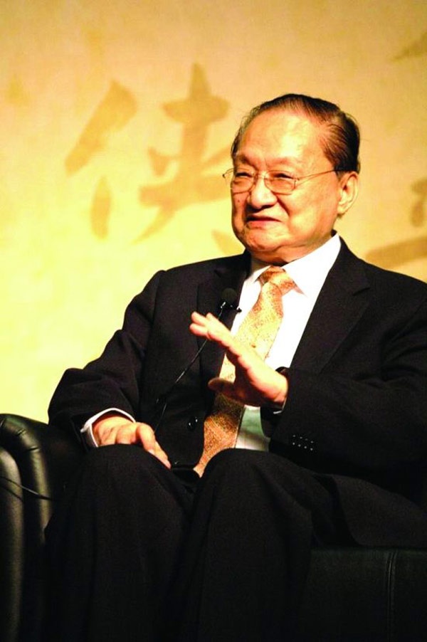 Ngày 6/12/2010, khi đang ngồi ăn tối cùng gia đình, nhà văn võ hiệp Kim Dung nhận được tin mình đã “trút hơi thở cuối cùng vào lúc 19h07 do não có nước”, khiến ông dở khóc dở cười.