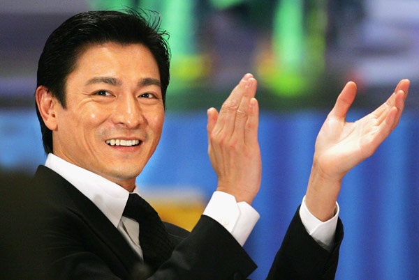 Tháng 11/2005, khi quay bộ phim Mặc công, Lưu Đức Hoa bị tai nạn, phải vào bệnh viện kiểm tra. Thế là ngay sau đó một số trang mạng lấy tin không kiểm chứng, cho rằng anh đã qua đời.