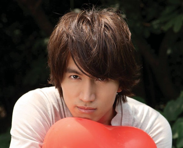 Ngày 24/4/2002, fan của nhóm F4 bàng hoàng khi nhận được tin Ngôn Thừa Húc đã mất trong chuyến lưu diễn châu Á, còn một thành viên khác là Chu Hiếu Thiên bị thương rất nặng, đang cấp cứu tại bệnh viên.