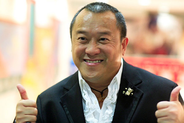 Khuya ngày 3/7/2012, trên mạng tràn ngập thông tin diễn viên - đạo diễn Tăng Chí Vỹ đã bị đột quỵ khi đang xem bóng đá World Cup tại nhà.