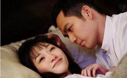 Chuyện tình giữa thời chiến trong bộ phim Quá trễ để nói yêu em (2010) do Chung Hán Lương và Lý Tiểu Nhiễm đảm nhận vai chính được khán giả đếm có đến 8 cảnh hôn, chiếm đến 45 phút.