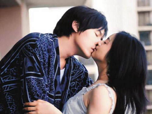 Trong bộ phim Thơ ngây 2 (2007), cặp diễn viên chính Trịnh Nguyên Sướng và Lâm Y Thần có đến 47 nụ hôn, được xem là khá tạo bạo so với giới hạn cho phép của thể loại phim truyền hình.
