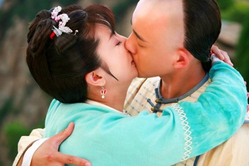 Nếu ở phiên bản cũ, chuyện tình của Ngũ A Ca - Tiểu Yến Tử và Phúc Nhĩ Khang - Hạ Tử Vy được thể hiện khá bảo thủ thì trong Tân Hoàn Châu cách cách (2011), 2 cặp diễn viên Trương Duệ - Lý Thạnh và Lý Giai Hàng - Hải Lục đã liên tục hôn nhau, nhiều đến mức bị khán giả ném đá.