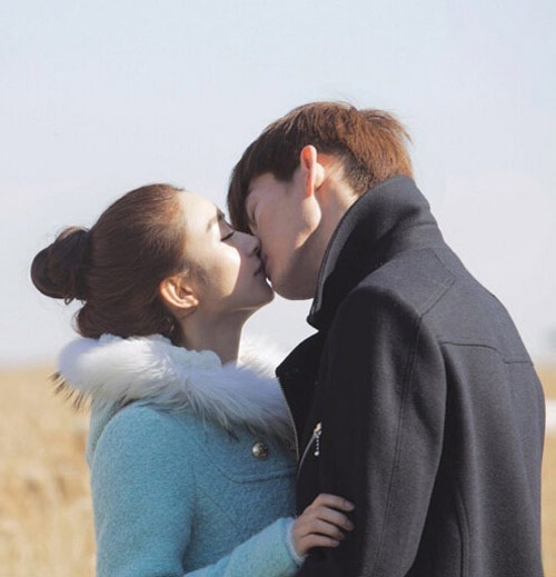 Trương Hàn và Triệu Lệ Dĩnh đã thể hiện tình yêu của một chàng giám đốc lạnh lùng với “cô bé Lọ lem” bằng 10 nụ hôn trong bộ phim Sam Sam đến rồi (2014). Những cảnh hôn này được khán giả khen rất lãng mạn.