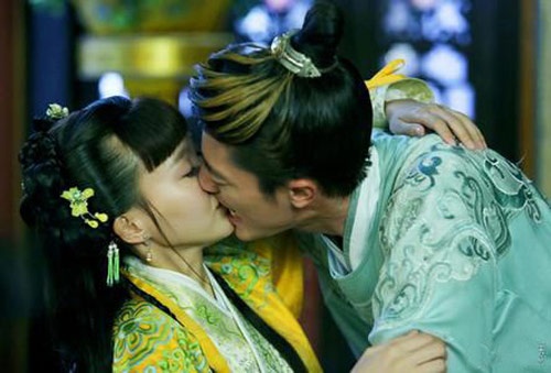 Hoắc Kiến Hoa từng bị chê hôn dở nhưng trong bộ phim Kim ngọc lương duyên (2014), 7 nụ hôn của anh và nữ diễn viên Đường Yên được khán giả khen “có tiến bộ”. Bởi trước đây khi đóng cảnh hôn, Hoắc Kiến Hoa thường áp sát mặt vào mặt bạn diễn, còn lần này, anh nhẹ nhàng và có nhiều kinh nghiệm hơn.