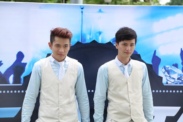 2 chàng hot boy Huy và Khanh trong trường học.