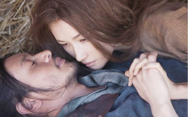 Lúc diễn cảnh ái ân cuồng nhiệt với tài tử người Nhật Joe Odagiri trong bộ phim The Warrior And The Wolf (2009), mỹ nhân gốc Việt Maggi Q không cảm thấy ngại ngùng dù lúc ấy xung quanh có đến mấy chục người. Chia sẻ về chuyện này, cô bảo: “Chúng tôi đang làm việc, chứ có hẹn hò riêng tư đâu mà sợ”.