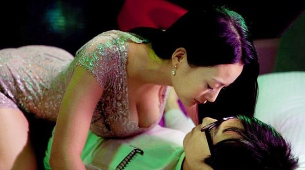 Trả lời phỏng vấn về bộ phim cấp ba Đi về hướng tây (2012), nữ diễn viên Vương Lý Đan Ni tiết lộ những cảnh nóng táo bạo được thực hiện trong một căn phòng nhỏ ngột ngạt chứa đến gần 20 người. Cô cho biết, vì làm việc với một ê kíp chuyên nghiệp nên dù gần như khỏa thân nhưng cô vẫn không bị rò rỉ những hình ảnh nhạy cảm ra ngoài.