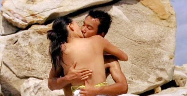 Vì quay ngoài bãi biển nên cảnh nóng do nữ diễn viên Lý Tiểu Kỳ và Liêu Phàm đóng trong Một bên nước biển, một bên núi lửa (2008) trước sự chứng kiến của cả trăm con người của đoàn làm phim. Đạo diễn Lưu Phấn Đấu đánh giá rất cao tinh thần làm việc của Lý Tiểu Kỳ vì cô đã xả thân vì nhân vật, không chỉ một mà đến 4 cảnh giường chiếu nóng bỏng.