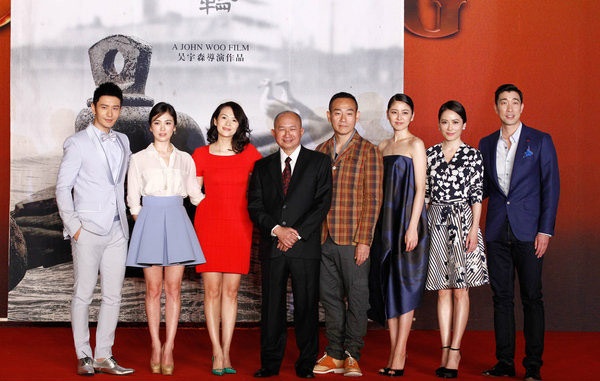 Đạo diễn Ngô Vũ Sâm (áo đen, giữa) cùng dàn sao hùng hậu của phim Thái Bình Luân.