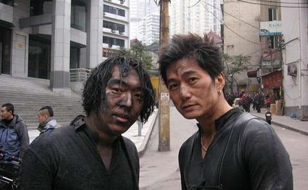 Nhân vật anh thợ mỏ tên Hắc Bì nhà quê, mở miệng toàn tiếng địa phương trong phim Sự điên cuồng của hồn đá (2006) đã phát hiện khả năng diễn hài của Hoàng Bột.