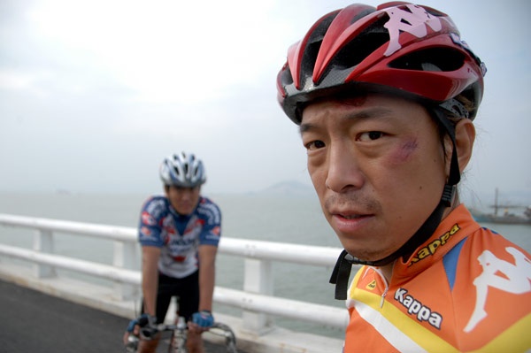 Sau thành công ngoài mong đợi của Sự điên cuồng của hòn đá, đạo diễn Ninh Hạo và Hoàng Bột tiếp tục cộng tác với nhau trong Sự điên cuồng của tay đua xe (2009). Vai diễn do Hoàng Bột đóng là một tay đua xe đạo xui xẻo, đụng đâu hư đó.