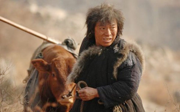 Vẫn nét diễn hài hước nhưng nhân vật Ngưu Nhị - người sống xót duy nhất ở một ngôi làng bị lính Nhật tàn sát trong phim Đấu ngưu (2009) đã mang về cho Hoàng Bộ giải Kim Mã đầu tiên.