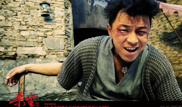 Hoàng Bột đã thể hiện xuất sắc hình ảnh gã lưu manh miệt vườn Ngưu Kết Thực bị dân làng đuổi như đuổi tà trong bộ phim Sát sinh (2012), cuối cùng có được tình yêu của một phụ nữ gáo chồng do nữ diễn viên Dư Nam thể hiện.