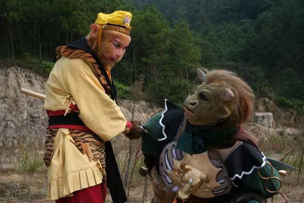 Từ một hậu duệ trong một gia đình có truyền thống Hầu hí (kịch khỉ) chưa được biết tới, năm 1986, với bộ phim Tây du ký, Lục Tiểu Linh Đồng bất ngờ nổi tiếng chỉ sau một đêm thức dậy. Suốt 28 năm qua, tên tuổi của ông luôn gắn liền với hình ảnh Tôn Ngộ Không.   Thành công này khiến Lục Tiểu Linh Đồng cảm thấy mình “mắc nợ” nhà văn Ngô Thừa Ân nhưng mãi đến năm 2007, khi tìm được nhà đầu tư, ông mới triển khai dự án phim truyền hình Ngô Thừa Ân và Tây du ký. Với Lục Tiểu Linh Đồng, đây là bộ phim tâm huyết ông thay mặc dòng họ thành kính biết ơn Ngô Thừa Ân khi đã tạo ra Tôn Ngộ Không - nhân vật chính của nghệ thuật Hầu hí. Còn với khán giả, nhất là những ai từng yêu thích Tây du ký thì sẽ biết được hoàn cảnh ra đời của tác phẩm (mà sau này được xếp vào Tứ đại danh tác của văn học Trung Hoa), đồng thời hiểu vì Ngô Thừa Ân lại sáng tạo ra nhân vật Tôn Ngộ Không.  Sử dụng thủ pháp “truyện trong truyện”, bộ phim Ngô Thừa Ân và Tây du ký tái hiện một phần cuộc đời gian truân từ lúc 28 tuổi đến khi 82 tuổi của Ngô Thừa Ân vào thời nhà Minh thối nát lúc bấy giờ. Khi sáng tác Tây du ký, ông đã đưa những cay-đắng-ngọt-bùi và cả những hỷ-nộ-ái-ố của cuộc sống vào các nhân vật trong câu chuyện thần thoại thông qua sự tưởng tượng của mình.  Dự án Ngô Thừa Ân và Tây du ký nhận được sự ủng hộ của nhiều đồng nghiệp đã đồng hành cùng Lục Tiểu Linh Đồng trong 2 phần của Tây du ký 1986. Trì Trọng Thoại trở lại với vai Đường Tăng, Mã Đức Hoa sau khi vắng mặt trong phần 2 đã tiếp tục là Trư Bát Giới, Chu Long Quảng vai Như Lai Phật Tổ, Vương Vệ Quốc vẫn là Ngọc Hoàng đại đế… Nhân vật Sa Tăng, dù đã nhận lời nhưng do sức khỏe quá yếu không thể đảm nhận vai Sa Tăng, thay vào đó là Lưu Đại Cương, diễn viên đã thể hiện vai diễn này ở phần 2. Riêng Lục Tiểu Linh Đồng, ông đã thể hiện cùng lúc 2 nhân vật: Ngô Thừa Ân ngoài đời và Tôn Ngộ Không trong trí tưởng tượng.  Mất gần 3 năm mới hoàn thành, tuy hiệu quả lên sóng không như mong đợi nhưng Lục Tiểu Linh Đồng rất hài lòng với bộ phim Ngô Thừa Ân và Tây du ký. Ông chia sẻ: “Tôi đã thực hiện được tâm nguyện của dòng họ Hầu hí, đưa Ngô Thừa Ân lên màn ảnh nhỏ để khán giả hiểu và thêm trân trọng những sáng tạo của ông cho Tây du ký”.