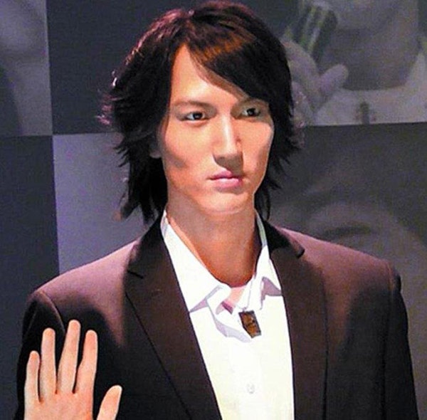 Nhiều du khách đến Pattaya (Thái Lan) đứng cả giờ đồng hồ vẫn không thể nhận ra bức tượng sáp này là ai, đành phải tìm bảng tên: Ngôn Thừa Húc.