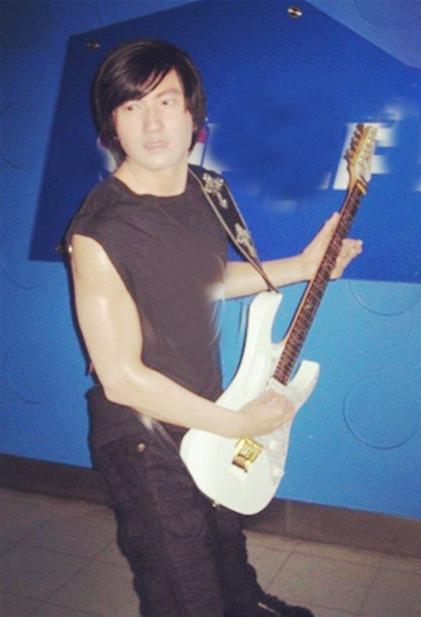 Đây là bức tượng đầu tiên của Tạ Đình Phong, không giống một chút nào.