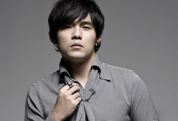 Cha mẹ ly dị khiến Châu Kiệt Luân chán nản, thường xuyên cúp học nên bị nhà trường đuổi trước kỳ thi tốt nghiệp cấp 2. Năm 1997, khi đệm đàn cho người bạn tham gia cuộc thi hát Siêu cấp tân nhân vương, anh được phát hiện, mở ra cánh cửa đến với âm nhạc và trở thành thần tượng của giới trẻ châu Á.