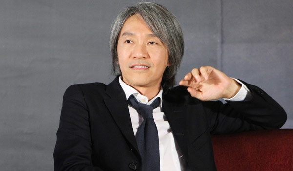 Vì hoàn cảnh gia đình quá khó khăn, mới vừa học xong cấp một, Châu Tinh Trì đã phải đi kiếm việc làm để phụ gánh nặng cho mẹ. Năm 20 tuổi, anh thi tuyển vào lớp đào tạo diễn viên do TVB tổ chức, bắt đầu chuỗi ngày ăn cơm nghệ thuật.