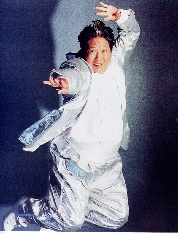 Lớn hơn 2 tuổi và là sư huynh của Thành Long, Hồng Kim Bảo cũng chỉ học hết lớp 2 thì chuyển sang học nghề và gắn bó với nghệ thuật từ đó đến nay. Ông từng chia sẻ: “Tôi ít chữ nhưng giỏi nghĩa nên biết cách làm người”.