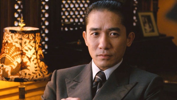 Là bạn thân nhưng Lương Triều Vỹ may mắn hơn Châu Tinh Trì vì học xong cấp 2 mới phải đi tìm việc làm. Trước khi trở thành nam diễn viên nổi tiếng với cặp mắt “phóng điện”, anh từng làm qua rất nhiều công việc vất vả.