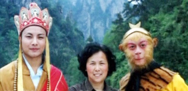 Uông Việt cùng nữ đạo diễn Dương Khiết và Lục Tiểu Linh Đồng trên phim trường.