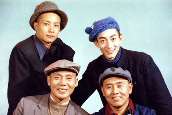 4 thầy trò Đường Tăng trong những ngày đầu tiên theo chân đoàn phim Tây du ký: Uông Việt vai Đường Tăng, Lục Tiểu Linh Đồng vai Tôn NGộ Không (hàng trên), Diêm Hoài Lễ vai Sa Tăng và Mã Đức Hoa vai Trư Bát Giới (hàng dưới).