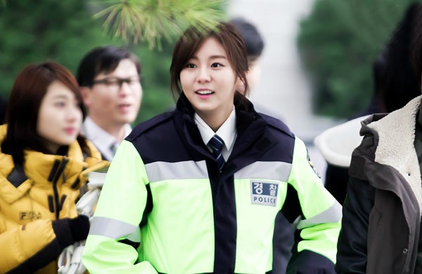 Hình ảnh nữ cảnh sát của EUU.