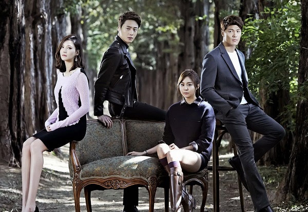 Còn có sự tham gia của dàn diễn viên tên tuổi khác như Cha Ye Ryun, Lee Jae Yoon, Kim Yoo Jung, Kim Sang Joong, Do Ji Won, Jo Min Ki… Cầu vồng hoàng kim phát sóng trên kênh D-Dramas lúc 20h mỗi ngày từ 27/10.