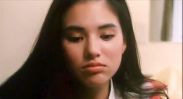 Năm 1990, Lý Nhược Đồng được công ty quảng cáo phát hiện. Sau đó cô lọt vào mắt đạo diễn Từ Khắc, đảm nhận vai phản diện trong phim Yêu thú đô thị (1992), chính thức đặt bước chân lên màn ảnh rộng.